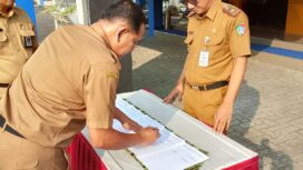 Kepala dinas Pekerjaan Umum dan Penataan Ruang (PUPR) Pemkab Jombang, Bayu Pancoroadi melakukan tanda tangan fakta integritas bersama seluruh ASN, Senin 4 Agustus 2025. Foto: jombangkab.go.id