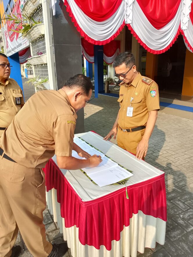 
					Kepala dinas Pekerjaan Umum dan Penataan Ruang (PUPR) Pemkab Jombang, Bayu Pancoroadi melakukan tanda tangan fakta integritas bersama seluruh ASN, Senin 4 Agustus 2025. Foto: jombangkab.go.id