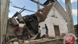 Gereja Elim di kota Poso robih, akibat gempa 6.0 magnetudo, yang terjadi sekitar pukul 6.30 WITA. Saat puluhan jemaat Gereja Elim sedang menjalankan kebaktian Minggu. Akibatnya sejimlah jemaaat tertimpa bangunan dan mengalami luka-luka. Foto: antaranews.id