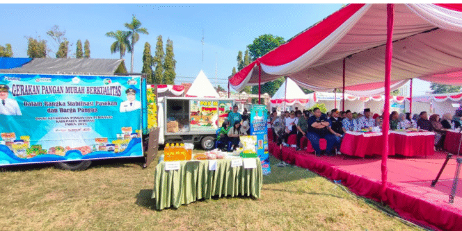 
					Halaman kantor camat Mojowarno menjadi lokasi Gerakan Pasar Murah (PPM) dengan sebutanMojowarno  Creative Fest 2025, pasar murah yang menjual kebutuhan pokok masyarakat dengan harga sangat terjanfu, Sabtu 30 Agustus 2025. Foto: Diskominfo Pemkab Jombang