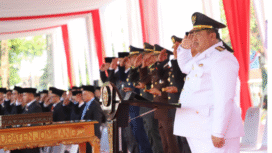 Bupati Jombang, H Warsubi hormat bendera, pada acara upacara peringatan HUT ke-80 Prkolamasi Indonesia, di lapangan upacara pemkab Jombang, Minggu pagi, 17 Agustus 2025. Foto: Diskominfo Jombang