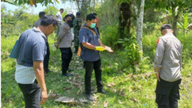 Penyidik polres Lombok tengah melakukan olah TKP (tempat kejadian perkara), dalam kasus Belo memaksa temannya minum racun potasium karena kehilangan HP, di  i Dusun Batun Dace, Desa Montong Ajan, Lombok Tengah, Kamis 21 Agustus 2025. Foto: Humas Polres Lombok Tengah