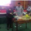 Ketua DPRD Jombang, Hadi Atmaji menyerahkan tumpeng ulang tahun kepada Bupati Warsubi, pada acara peringatan hari ulang tahun DPRD Jombang, yang diselenggarakan Kamis, 21 Agustus 2025. Foto: kredonews.com/ priyo suwarno