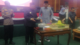 Ketua DPRD Jombang, Hadi Atmaji menyerahkan tumpeng ulang tahun kepada Bupati Warsubi, pada acara peringatan hari ulang tahun DPRD Jombang, yang diselenggarakan Kamis, 21 Agustus 2025. Foto: kredonews.com/ priyo suwarno