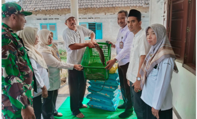 
					Pelaksana Tugas (Plt) Kepala Dinas Ketahanan Pangan dan Perikanan (DKPP) Kabupaten Jombang,  Sudiro Setiyono, S.Sos, M.Si. menyerahkan bantuan berupa fasilitas sarana dan prasarana perbenihan ternak lele kepada kelompok usaha pembenihan rakyat (UPR) di desa Rejoagung, kecamatan Ngoro, Rabu 30 Juli 2025. Foto: Jombangkab.go.id