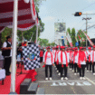 Wakil Bupati Jombang KH Salmanudin Yazid kibarkan bendera start pemberangkatan gerak jalan ROJO 2025, diikuti 99 regu, menempuh jarakan Ngoro-Jombang sejauh 18 km, Dabtu 30 Agustus 2025. Foto: Diskominfo Pemkab Jombang
