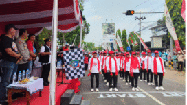 Wakil Bupati Jombang KH Salmanudin Yazid kibarkan bendera start pemberangkatan gerak jalan ROJO 2025, diikuti 99 regu, menempuh jarakan Ngoro-Jombang sejauh 18 km, Dabtu 30 Agustus 2025. Foto: Diskominfo Pemkab Jombang
