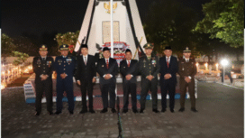 Pejabat dalam Forkompimdxa Jombang melaksanakan malam renungan suci di taman makam pahlawan (TMP) Kusuma banga, Jombang. Di area sakral itu, para pemimpin daerah mengucapkan sumpah dan jani untuk melanjutkan perjuangan para pahlawan, Sabtu 16 Agustus 2025. Foto: Jombangkab.go.id