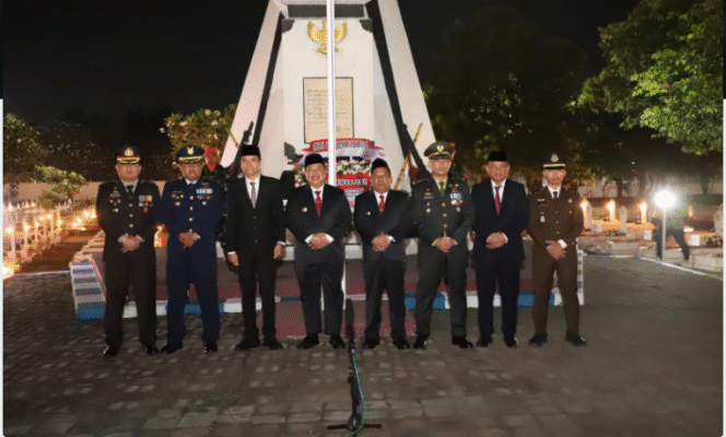 
					Pejabat dalam Forkompimdxa Jombang melaksanakan malam renungan suci di taman makam pahlawan (TMP) Kusuma banga, Jombang. Di area sakral itu, para pemimpin daerah mengucapkan sumpah dan jani untuk melanjutkan perjuangan para pahlawan, Sabtu 16 Agustus 2025. Foto: Jombangkab.go.id