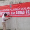 Petugas Disdagrin telah memasang spanduk larang pemungutan retribusi dan parkir, kepada pedagang UMKM dan pengunjung di area Jombang Kuliner (Jukul), Jumat 8 Agustus 2025, setelah terjadi kesepakatan antara Pemkab Jombang dengan pengurus Forum Pemuda Pemuda Jombatang Bersatu (FPJB). Kredonews.com/ priyo suwarno