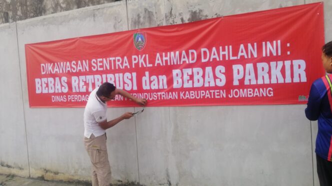 
					Petugas Disdagrin telah memasang spanduk larang pemungutan retribusi dan parkir, kepada pedagang UMKM dan pengunjung di area Jombang Kuliner (Jukul), Jumat 8 Agustus 2025, setelah terjadi kesepakatan antara Pemkab Jombang dengan pengurus Forum Pemuda  Pemuda Jombatang Bersatu (FPJB). Kredonews.com/ priyo suwarno