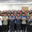Bupati Jombang, Warsubi mengukuhkan ratusan Juleha, untuk membawa Jombang sebagai kawasan pemasok bahan baku halal. Pencanangan dilakukan di Aula Haji Lt 2 Kantor Kemenag Jombang pada Rabu, 13 Agustus 2025. Foto: Diskominfo Jombang