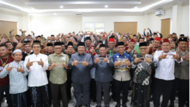 Bupati Jombang, Warsubi mengukuhkan ratusan Juleha, untuk membawa Jombang sebagai kawasan pemasok bahan baku halal. Pencanangan dilakukan di Aula Haji Lt 2 Kantor Kemenag Jombang pada Rabu, 13 Agustus 2025. Foto: Diskominfo Jombang