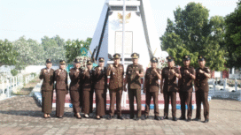 Untuk memperingati hari jadi ke-80 Kejaksaan, jajaran Kejari Jombang melakukan ziarah ke TMP Jombang, Jumat 29 Agustus 202. Foto: Dok/ Kejari Jombang