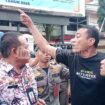 Warga masyarakat di kabupaten pati, jawa Tengah, melawan kebijaksanaan Buapti Sudewo yang membuat kebijaksanaan menaikkan tarif Pajak Bumi dan Bangunan (PBB) hingga 250 persen. Foto: kompas.com