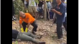 Petugas kepolisian sedang melakukan pemeriksaan terhadagap jasad pria, diduga seorang anggota polisi di Dusun Nyiur Lembang, Desa Jembatan Gantung, Kecamatan Lembar, Kabupaten Lombok Barat, pada Minggu (24/8/2025) sekitar pukul 11.30 WITA. Foto: Instagram@lintangkejora.780