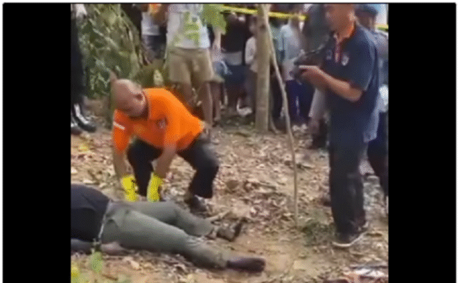 
					Petugas kepolisian sedang melakukan pemeriksaan terhadagap jasad pria, diduga seorang anggota polisi di  Dusun Nyiur Lembang, Desa Jembatan Gantung, Kecamatan Lembar, Kabupaten Lombok Barat, pada Minggu (24/8/2025) sekitar pukul 11.30 WITA. Foto: Instagram@lintangkejora.780