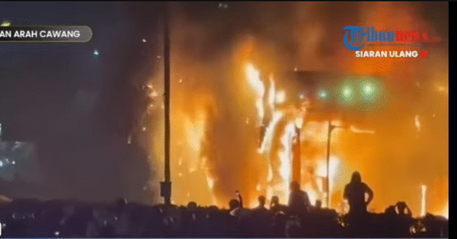 
					Massa membakar gapura Mako Brimob di Jakarta, Jumat malam, 29 Agustus 2025. Foto: tangkap layar video Youtube@tribun jateng