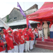 Ny Yuliati Nugahani mengibarkan bendera melepas ibu-ibu peserta Jalan Sehat Kemderkaan, ddair berangkat kantor Disdibud Jombang, Sabtu 9 Agustus 2025. Foto: Diskominfo Jombang
