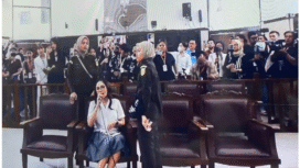 Nikita mirzani di kursi teradkawa minta kepada majelis haklim dan jaksa, agar diputarkan video call dirinya dengan Reza Gladys. Dia merasa dirinya dikriminalisasi akibat rekaman tersebut, dalam sidang pemeriksaan saksi di PN Jakarta, kamis 31 Juli 2025. Foto: antaranews.com
