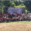 Wouwww, Dinsos Pemkab Jombang bikin acara keren melakukan liburan dan refrsehing bersama 225 eks ODGJ dan seluruh stake holder pekerja sosial bertema Karepe Mesemi Bojo! (Kawasan Rehabilitasi Sosial Penyandang Disabilitas Mental Sejahtera Mandiri Kabupaten Jombang) di area lokasi wisata Trawan, Kabuoaten Mojokerto, Minggu 3 Agustus 2025. Foto: Jombangkab.go.id