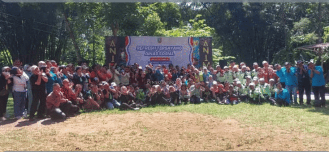
					Wouwww, Dinsos Pemkab Jombang bikin acara keren melakukan liburan dan refrsehing bersama 225 eks ODGJ dan seluruh stake holder pekerja sosial bertema Karepe Mesemi Bojo! (Kawasan Rehabilitasi Sosial Penyandang Disabilitas Mental Sejahtera Mandiri Kabupaten Jombang) di area lokasi wisata Trawan, Kabuoaten Mojokerto, Minggu 3 Agustus 2025. Foto: Jombangkab.go.id