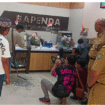 Warga Jombang melalui Forum Rembug Masyarakat Jombang (FRMJ) melakukan aksi bayar pajak PPB-P2 membawa galon pladstik bekas air minum, berisi uang koin pecahan Rp 500-Rp1000, di kantor Bapenda Pemkab Jombang, Senin 11 Agustus 2025. Foto: dok/ FRMJ