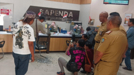 Warga Jombang melalui Forum Rembug Masyarakat Jombang (FRMJ) melakukan aksi bayar pajak PPB-P2 membawa galon pladstik bekas air minum, berisi uang koin pecahan Rp 500-Rp1000, di kantor Bapenda Pemkab Jombang, Senin 11 Agustus 2025. Foto: dok/ FRMJ