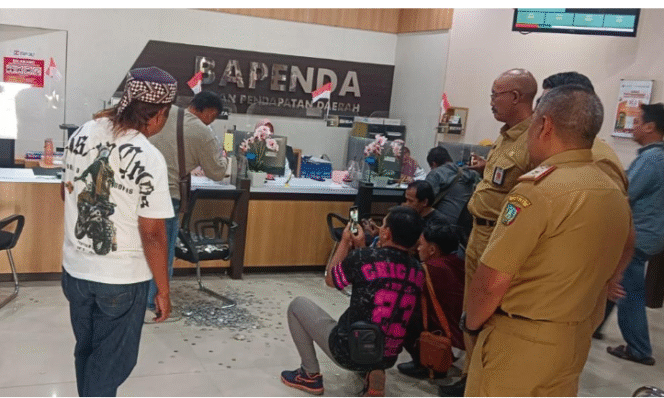 
					Warga Jombang melalui Forum Rembug Masyarakat Jombang (FRMJ) melakukan aksi bayar pajak PPB-P2 membawa galon pladstik bekas air minum, berisi uang koin pecahan Rp 500-Rp1000, di kantor Bapenda Pemkab Jombang, Senin 11 Agustus 2025. Foto: dok/ FRMJ