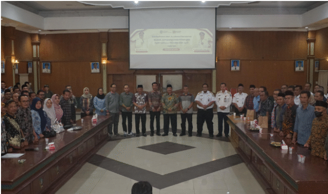 
					Pemkab Jombang bersama Persaudaraan Kepala Desa Indonesia (PKDI) menggelar konsolidasi dan audiensi di Gedung Bung Tomo, Rabu, 20 Agustus 2025. Pertemuan ini bertujuan untuk menyamakan langkah dalam rangka optimalisasi Pendapatan Asli Daerah (PAD). Foto: Diskominfo Jombang