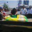 Sekretaris Dinas Perdagangan dan Perindustrian (Disdagrin) Kabupaten Jombang adalah Firdaus Himawan bersama Yustinus Harris Eko Prasetijo, Kepala Bidang Sarana dan Prasarana Perdagangan dan Bahan Pokok Penting (Kabid Sardag Bapokting), mengawal pelaksaan operasi pasar di Pasar Ploso, Rabu 6 Agustus 2025. Foto: kredonews.com/ priyo suwarno