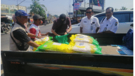 Sekretaris Dinas Perdagangan dan Perindustrian (Disdagrin) Kabupaten Jombang adalah Firdaus Himawan bersama Yustinus Harris Eko Prasetijo, Kepala Bidang Sarana dan Prasarana Perdagangan dan Bahan Pokok Penting (Kabid Sardag Bapokting), mengawal pelaksaan operasi pasar di Pasar Ploso, Rabu 6 Agustus 2025. Foto: kredonews.com/ priyo suwarno