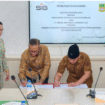 Direktur Utama SIG, Indrieffouny Indra (tengah) dan Bupati Ade Kuswara Kunang (kanan) menandatangani Kesepakatan Bersama tentang disaksikan Ketua Dewan Penasihat Bupati Bekasi sekaligus Anggota Komisi VI DPR RI, Rieke Diah Pitaloka. Foto: Istimewa