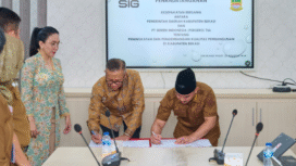 Direktur Utama SIG, Indrieffouny Indra (tengah) dan Bupati Ade Kuswara Kunang (kanan) menandatangani Kesepakatan Bersama tentang disaksikan Ketua Dewan Penasihat Bupati Bekasi sekaligus Anggota Komisi VI DPR RI, Rieke Diah Pitaloka. Foto: Istimewa