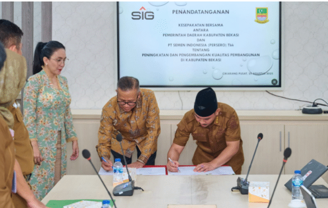 
					Direktur Utama SIG, Indrieffouny Indra (tengah) dan Bupati Ade Kuswara Kunang (kanan) menandatangani Kesepakatan Bersama tentang disaksikan Ketua Dewan Penasihat Bupati Bekasi sekaligus Anggota Komisi VI DPR RI, Rieke Diah Pitaloka. Foto: Istimewa