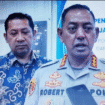 Dirresnarkoba Polda Jatim Kombes Pol Robert Dacosta mewmbenarkan terjadi insiden, seorang anggota Polisi hendak melakuan operasi narkoba dibacok oleh terduga tersangka di Socah, Bangkalan, Kamis 14 Agustus 2025. Foto: tribratanews.com