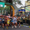 Dandim 0814/Jombang Lektol Kav Dicky Prasojo mengibarkan bendera start lomba lari Fun Run 2025 by Exduma yang digelar di Markas Kodim 0814 Jombang pada Minggu (24/8/2025) pagi. Foto: jombangkab.go.id
