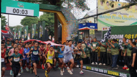Dandim 0814/Jombang Lektol Kav Dicky Prasojo mengibarkan bendera start lomba lari Fun Run 2025 by Exduma yang digelar di Markas Kodim 0814 Jombang pada Minggu (24/8/2025) pagi. Foto: jombangkab.go.id