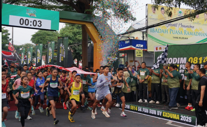 
					Dandim 0814/Jombang Lektol Kav Dicky Prasojo mengibarkan bendera start lomba lari Fun Run 2025 by Exduma yang digelar di Markas Kodim 0814 Jombang pada Minggu (24/8/2025) pagi. Foto: jombangkab.go.id