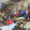 Satgas TMMD 125 Ngusikan, Jombang melakukan silaturamhmi ke gubuk di tengah hutan Kromong, Ngusikan, Jombang, Mbah Sarjo yang diasebut dengan Tretek Bejad alias jembatan rusak.  Foto: Diskominfo Jombang