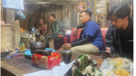 Satgas TMMD 125 Ngusikan, Jombang melakukan silaturamhmi ke gubuk di tengah hutan Kromong, Ngusikan, Jombang, Mbah Sarjo yang diasebut dengan Tretek Bejad alias jembatan rusak.  Foto: Diskominfo Jombang