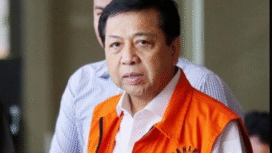 Dia dijuluki sebagai mafia korupsi di DPR RI terkait dengan e-KTP senilai Rp 2,3 triliun. Diputus hukuman 14 tahun, PK ke MA berhasil diturunkan hukuman menjadi 12,5 tahun. Menjalani hukuman 8 tahun, kini bebas bersyarat. Foto: bacakoran.com