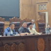 Ali Badrodin (tengah) ketua DPRD Pati, Jawa Tedngah, memimpin sidang paripurna, Rabu siang 13 Agustus 2025. Dalam kondisi tekanan massa, dewna memutuskan untuk menggelar hak akgket untuk menentukan nasib Bupati Sudewo, sebagai sasxaran massa untuk dilengserkan. Foto: lingkarjateng.com