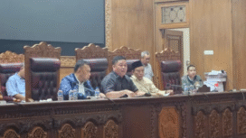 Ali Badrodin (tengah) ketua DPRD Pati, Jawa Tedngah, memimpin sidang paripurna, Rabu siang 13 Agustus 2025. Dalam kondisi tekanan massa, dewna memutuskan untuk menggelar hak akgket untuk menentukan nasib Bupati Sudewo, sebagai sasxaran massa untuk dilengserkan. Foto: lingkarjateng.com