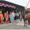 Kepala desa Plumbon Gambang, kecamatan Gudo, Jombang,  Nurwakit mengibarkan bendera start, memberangkatkan peserta pawai karnaval puncak acara peringatan  HUT-80 Proklamasi Indonesia, Sabtu 30 Agustus 2025. FotoL kredonews.com/ ipong dwicahyo