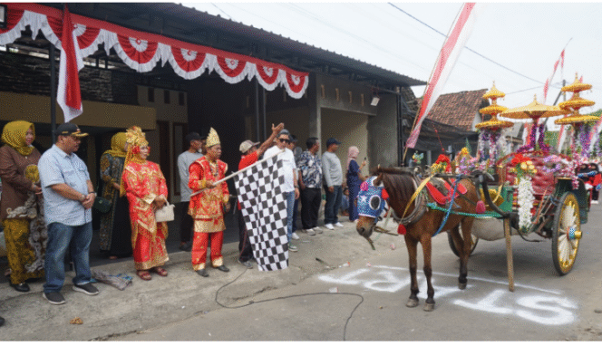 
					Kepala desa Plumbon Gambang, kecamatan Gudo, Jombang,  Nurwakit mengibarkan bendera start, memberangkatkan peserta pawai karnaval puncak acara peringatan  HUT-80 Proklamasi Indonesia, Sabtu 30 Agustus 2025. FotoL kredonews.com/ ipong dwicahyo