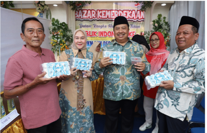 
					Buaoti dawan Wakll Bupati Jombang masing-masing didampingi istri, menghadiri acara bazar murah di kecamatan Sumobito, dengan tema: Getuk Emas (Gelar Potensi UMKM Kecamatan Sumobito), Minggu 24 Agustus 2025. Foto: Jombang.kab.go.id