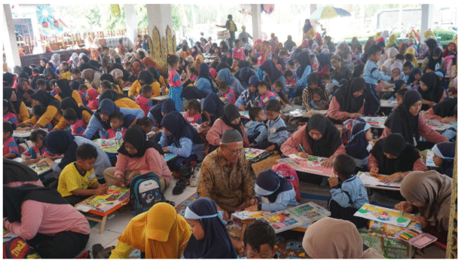 
					Membludak, sebanyak 1.500 peserta lomba mewarnai: Mamamia, peserta ibu dan anak yang diselenggarakan oleh IGTKI, di pendopo kecamatan Gudo, Jombang, Sabtu 9 Agustus 2025.