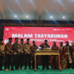 Bupati Jombang, H. Wrasubi memotong tumpeng sebagai ritual pada acara tasyakuran menjelang peringatan HU ke-80 Proklamasi RI, di pendopo Pemkab Jombang, Sabtu malam, 16 Agustus 2025. Foto: Jombangkab.go.id