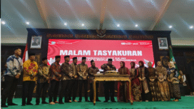 Bupati Jombang, H. Wrasubi memotong tumpeng sebagai ritual pada acara tasyakuran menjelang peringatan HU ke-80 Proklamasi RI, di pendopo Pemkab Jombang, Sabtu malam, 16 Agustus 2025. Foto: Jombangkab.go.id